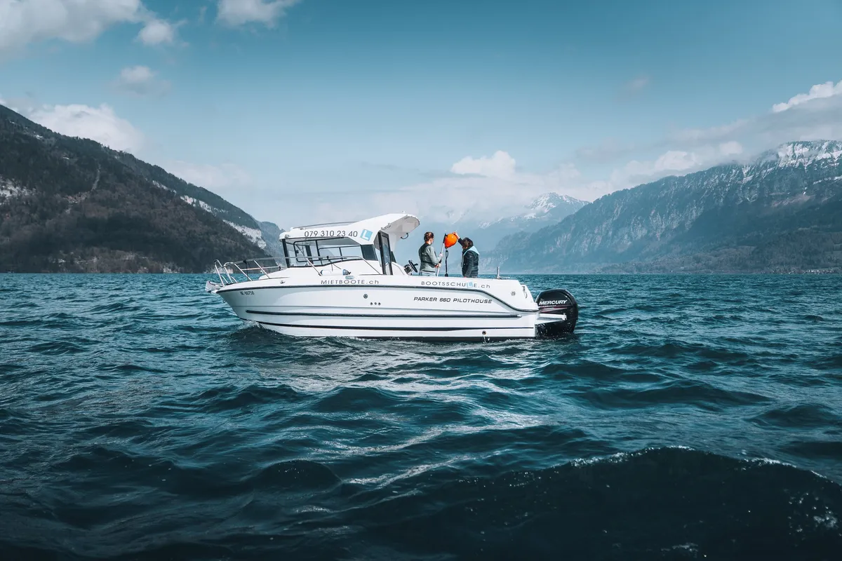 Praktischer Bootsunterricht f&uuml;r die Motorbootpr&uuml;fung Kat. A direkt im Pr&uuml;fungsgebiet am Thunersee