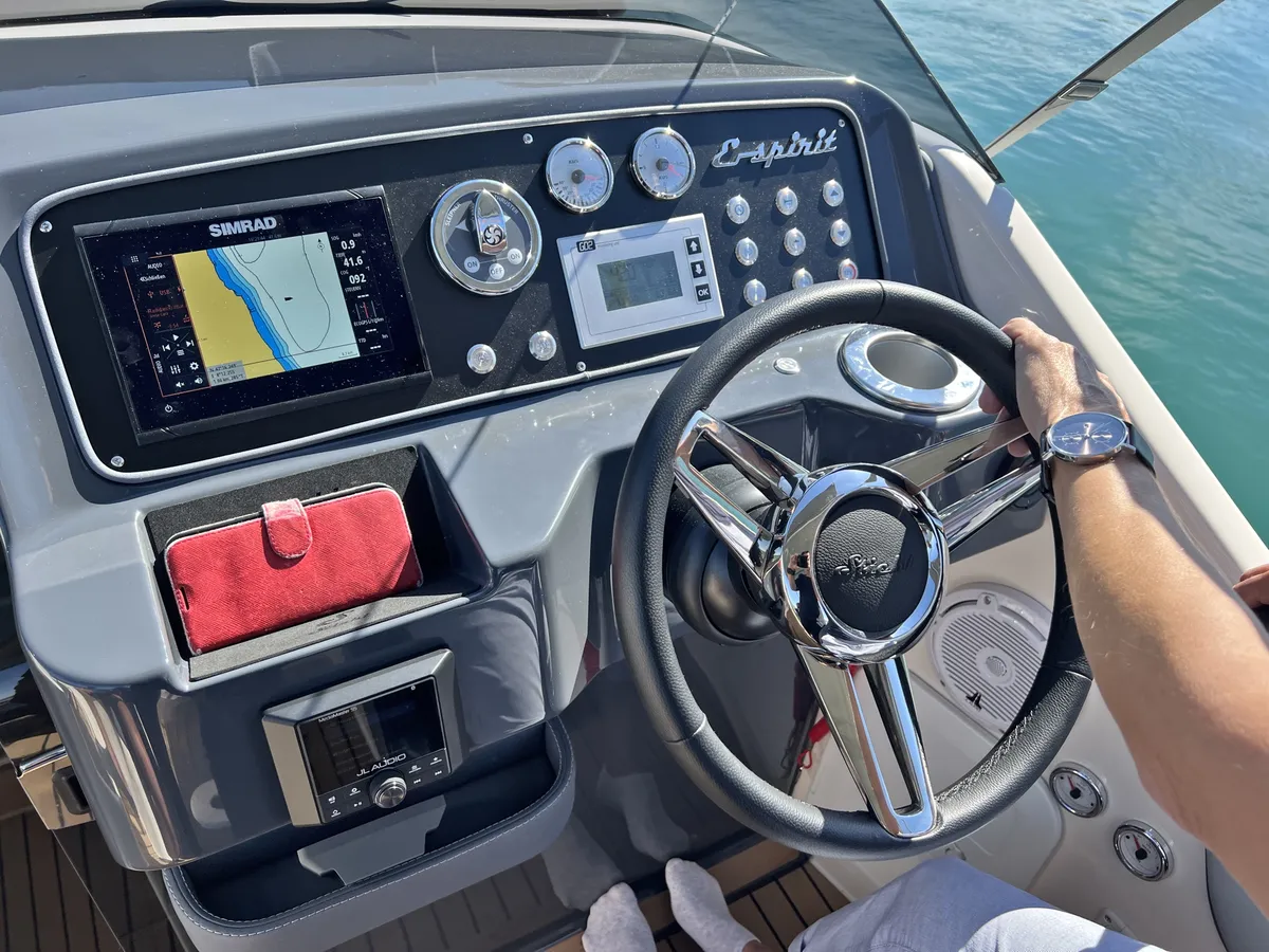 Aufger&auml;umter Steuerstand des e-motion 610 Elektroboot mit starrer Welle