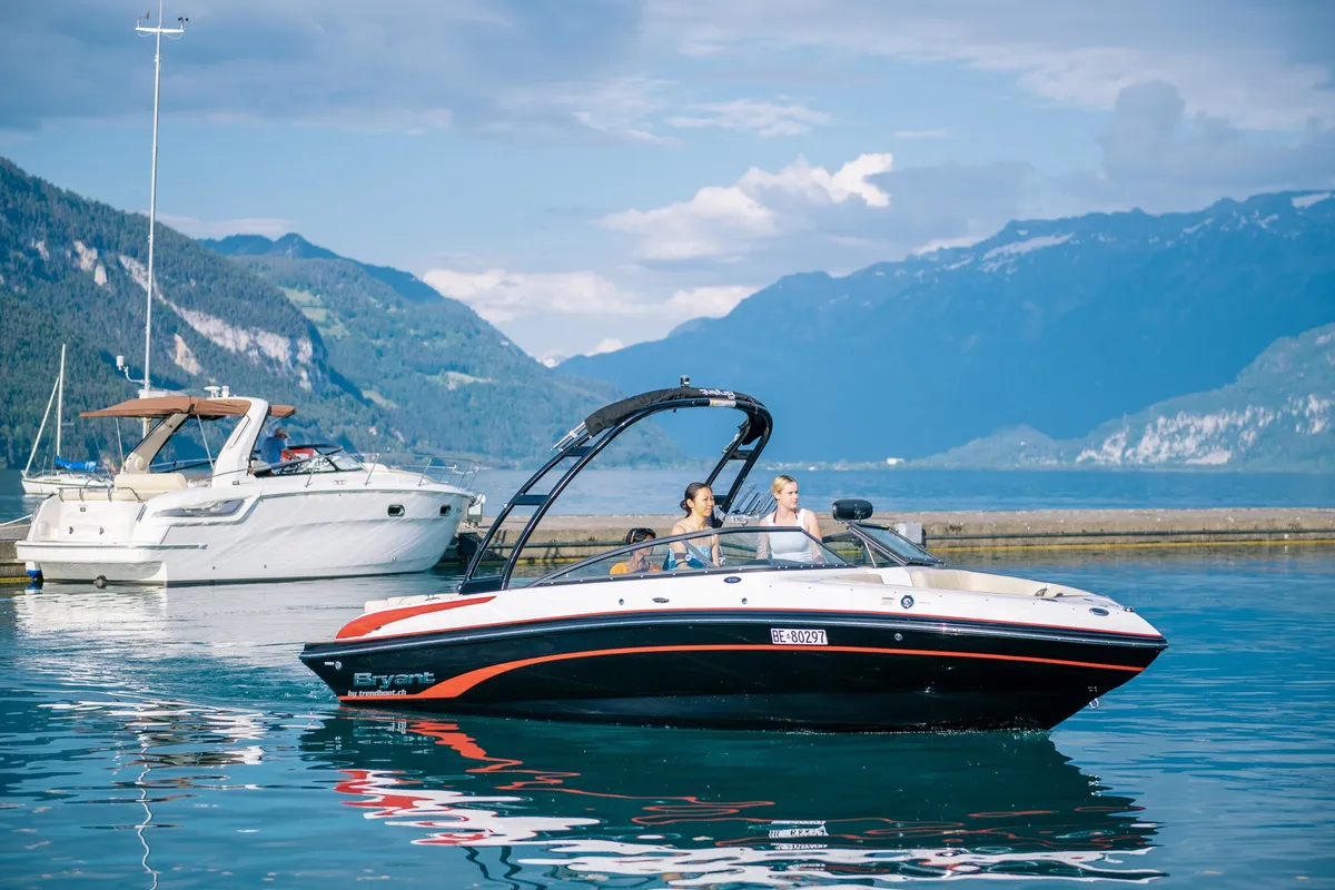 Stefanie nach der erfolgreichen Bootspr&uuml;fung Motorboot Kat. A mit Kolleginnen unterwegs