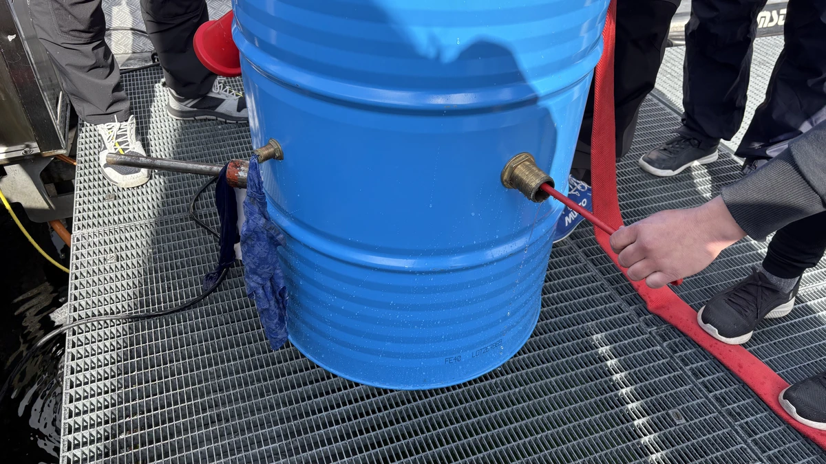 Weiterbildung zum Thema Sicherheit auf dem Wasser, Leck im Schiff bek&auml;mpfen