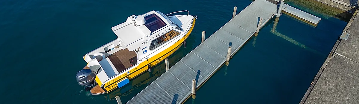 Anlegen am Pr&uuml;fungssteg mit dem Experten an der Bootspr&uuml;fung Kat. A am Thunersee