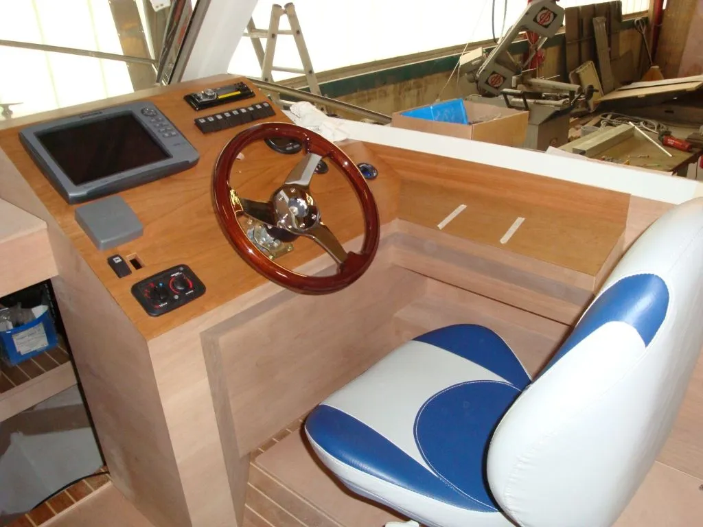 Ergonomischer F&uuml;hrerstand, konstruiert f&uuml;r angenehmen Bootsunterricht mit erfolgreicher Bootspr&uuml;fung