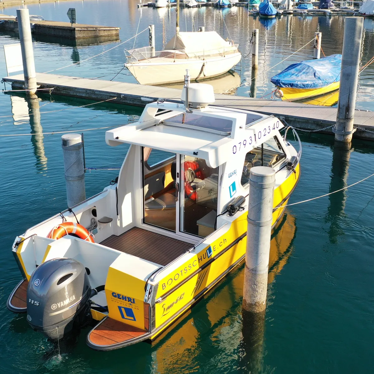 Man&ouml;ver vorw&auml;rts in einen Liegeplatz mit dem Motorboot f&uuml;r die Bootspr&uuml;fung Kat. A