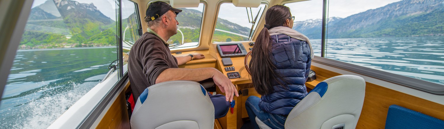 Unsere Bootsfahrschule ist direkt im Prüfungsgebiet am Thunersee stationiert. Dies gewährt eine optimale Vorbereitung im Bootsunterricht auf die praktische Bootsprüfung Motorboot Kat. A