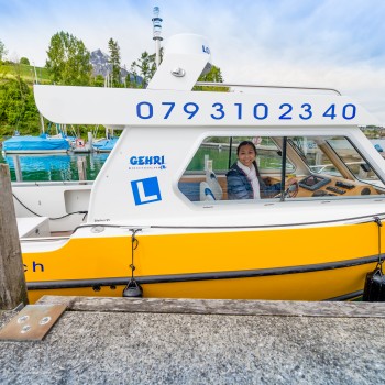 Unsere Bootsfahrschule ist direkt im Prüfungsgebiet am Thunersee stationiert. Dies gewährt eine optimale Vorbereitung im Bootsunterricht auf die praktische Bootsprüfung Motorboot Kat. A