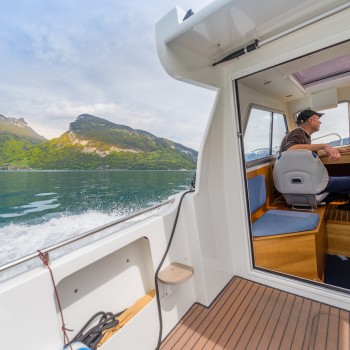 Unsere Bootsfahrschule ist direkt im Prüfungsgebiet am Thunersee stationiert. Dies gewährt eine optimale Vorbereitung im Bootsunterricht auf die praktische Bootsprüfung Motorboot Kat. A