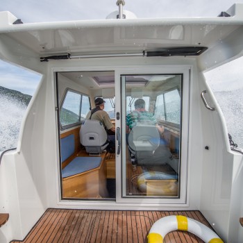 Bootsunterricht bei starkem Wind und hohem Wellengang ist mit dem erfahrenen Bootsfahrlehrer von Gehri Bootsfahrschule am Thunersee problemlos zu meistern